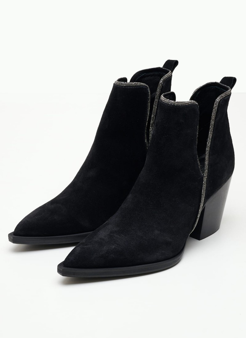 Are pointy boots hot sale in style 219